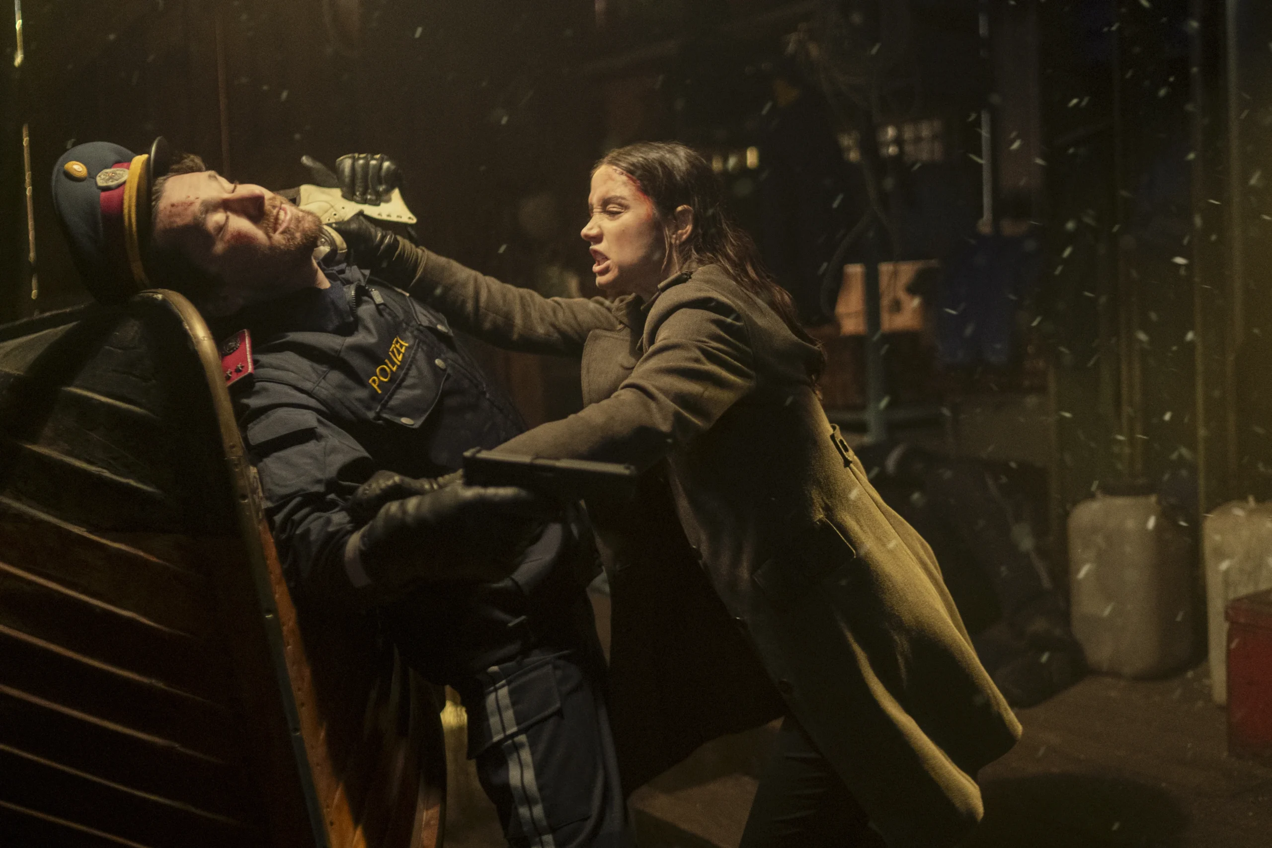 Eve combate contra un agente de policía en Ballerina.