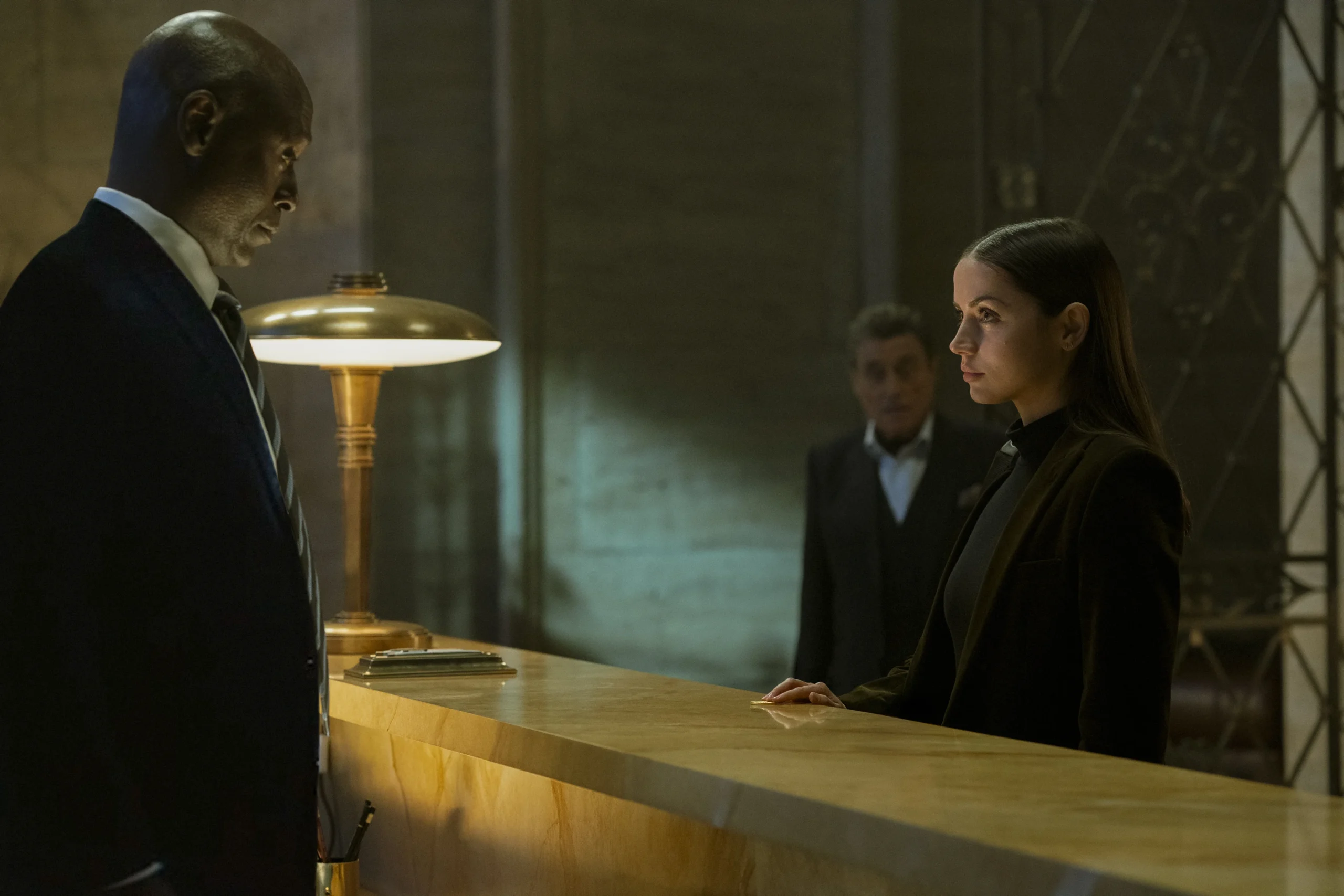 Eve le pide un favor a Winston.