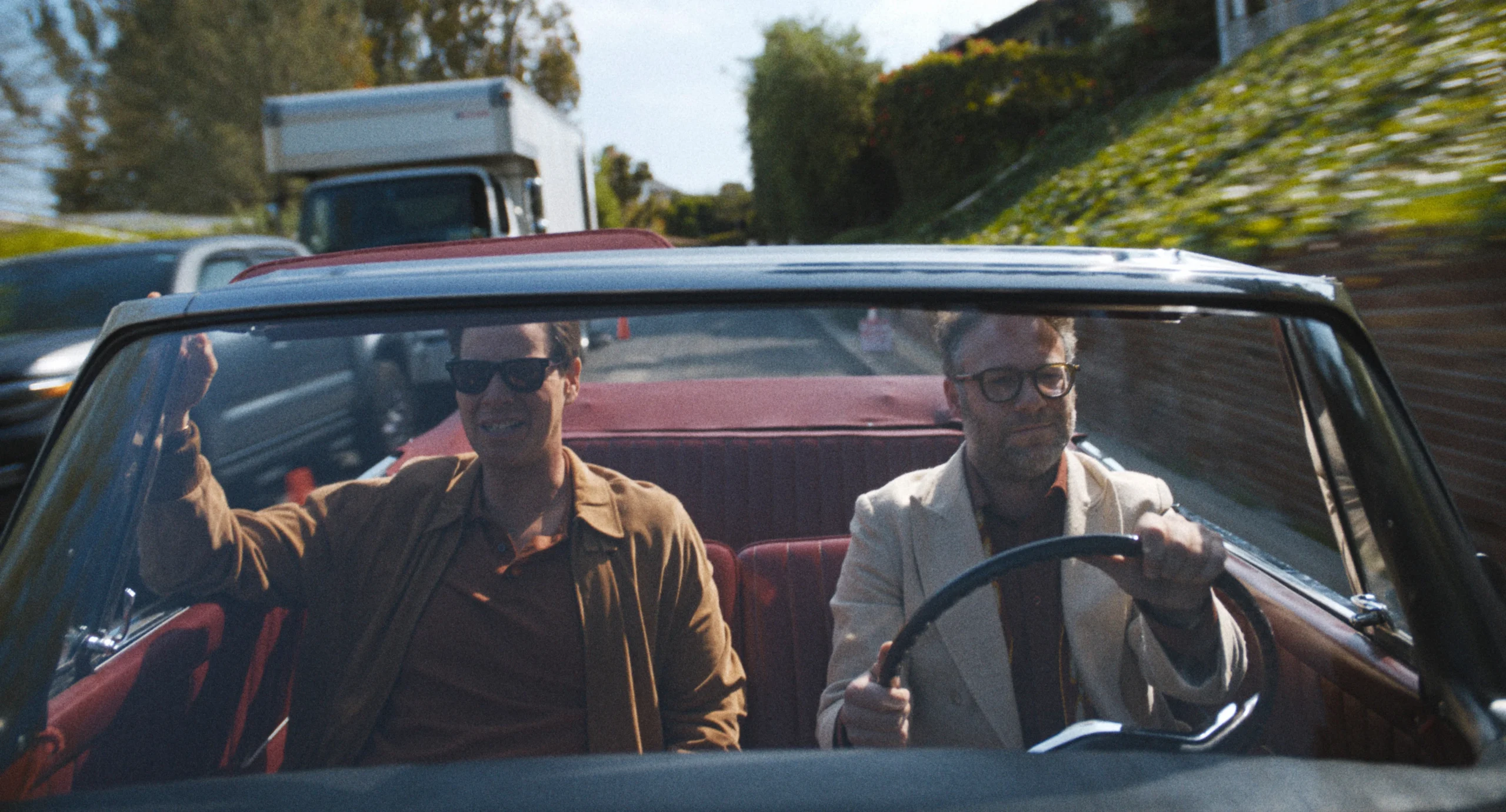 Matt Remick y Sal Saperstein en coche por Los Ángeles en The Studio.