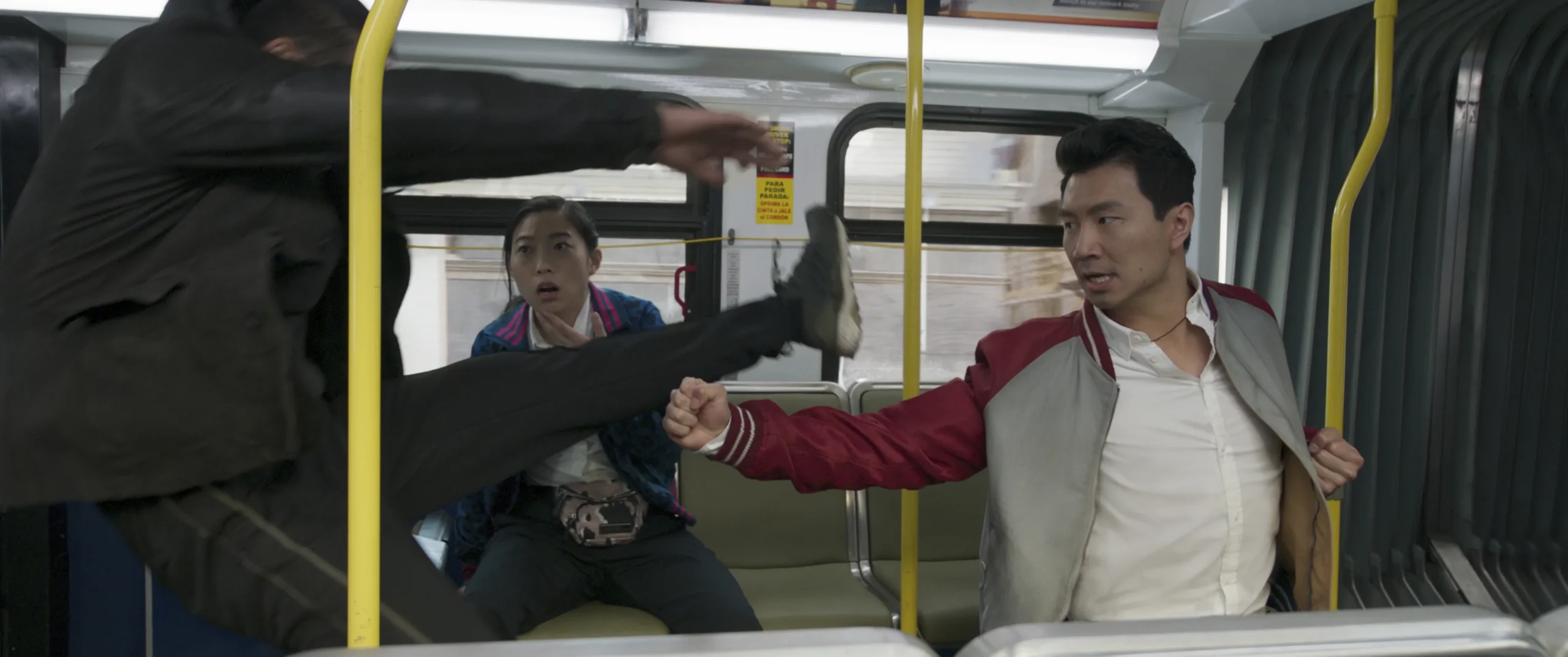 Shang-Chi combate en el autobús junto a su amiga Katy.