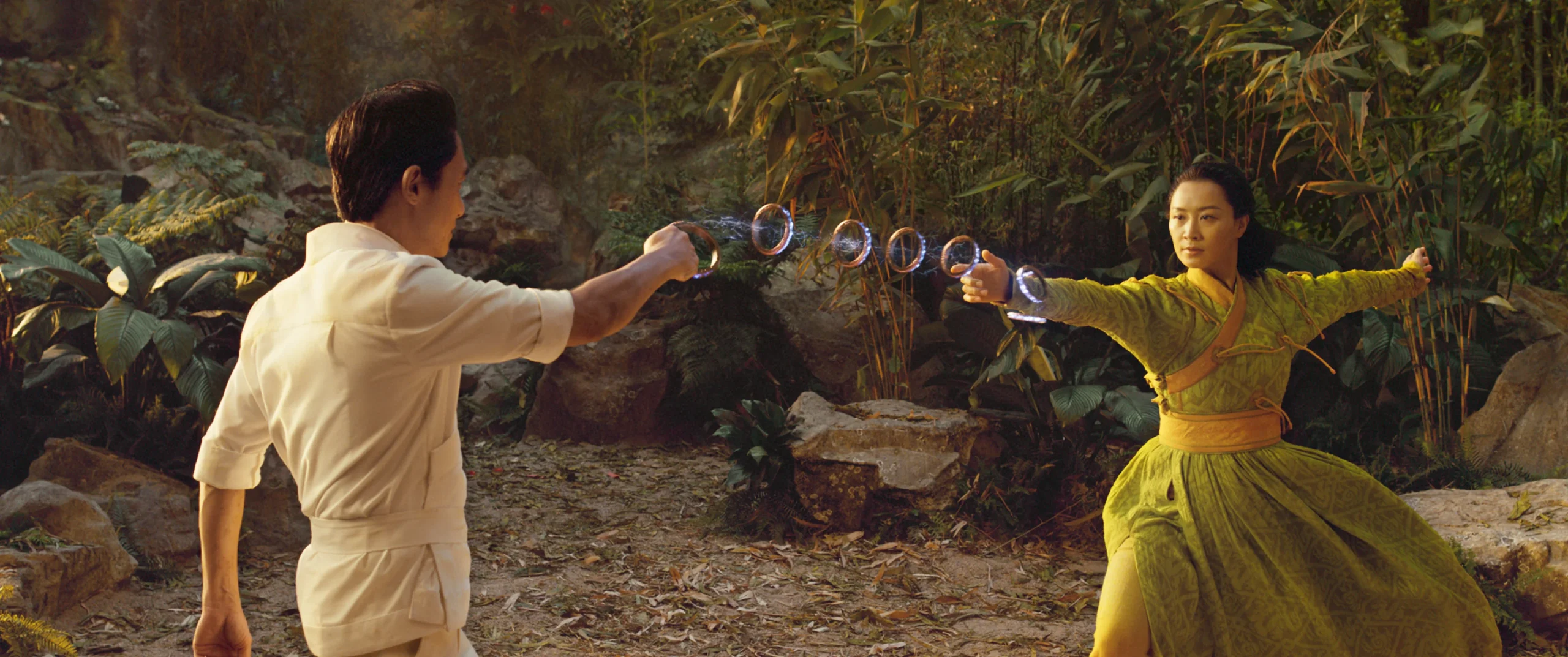 Los padres de Shang-Chi en un precioso combate en el bosque de Ta Lo.