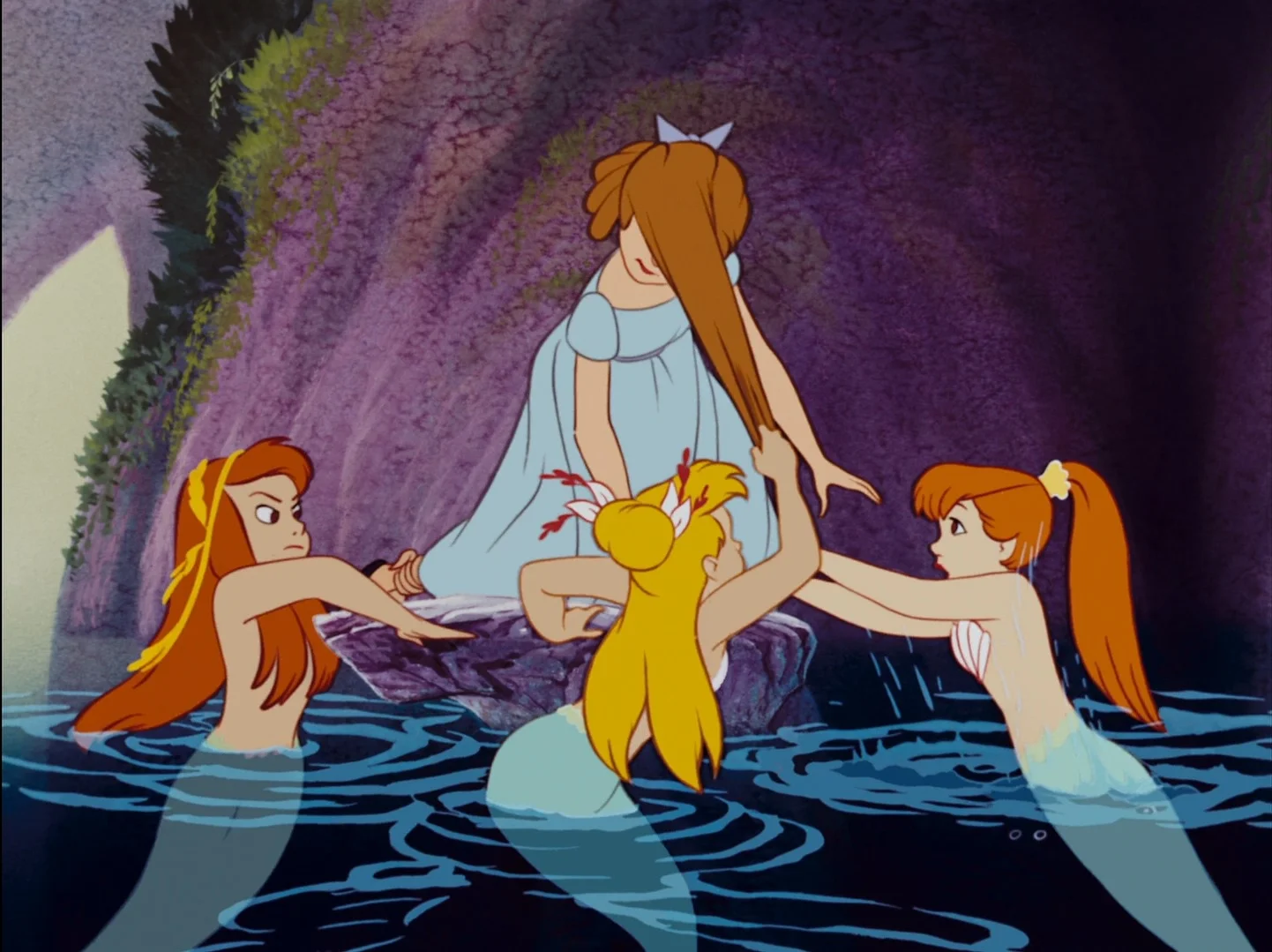 Wendy acosada por las sirenas en Peter Pan (1953).