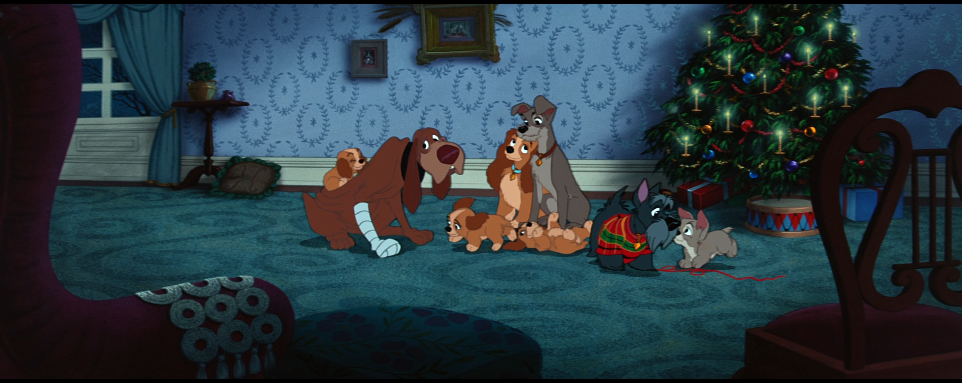 La familia feliz de Reina, Golfo, sus cuatro hijos, Jock y Triste celebrando la Navidad.
