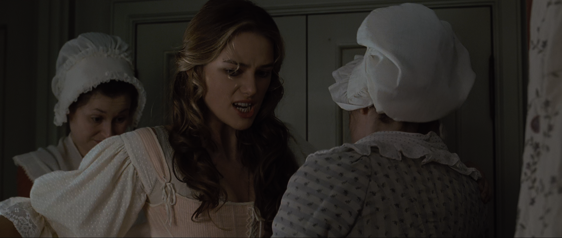 Las doncellas visten a Elizabeth Swann con el vestido que le ha regalado el gobernador.