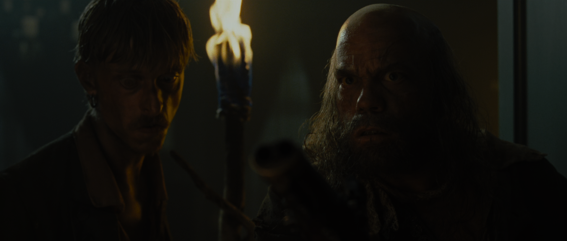 Los piratas Ragetti y Pintel intentan robar el medallón de Elizabeth Swann.