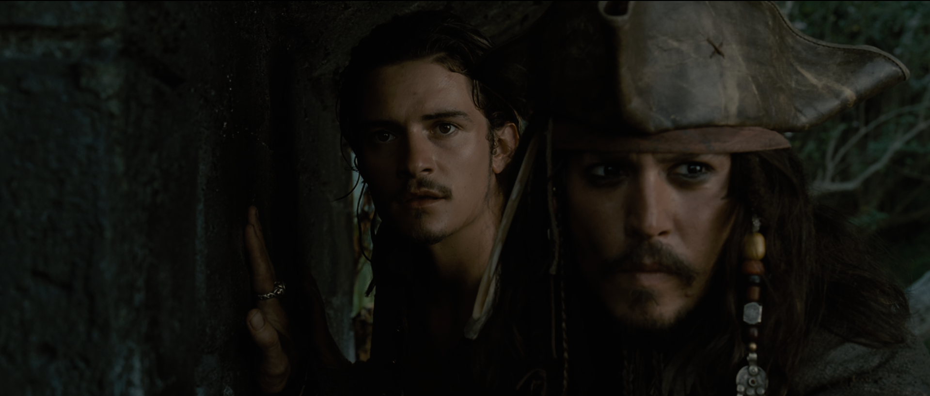 Jack Sparrow y William Turner forman equipo para escapar de Port Royal.