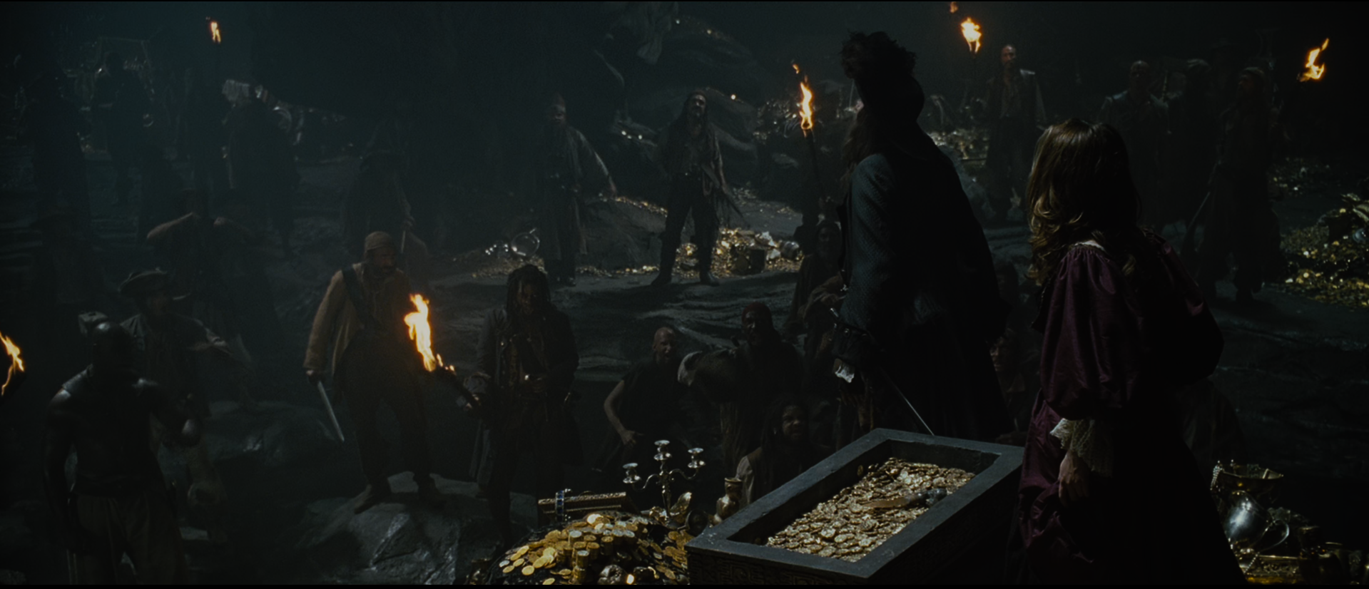 Barbossa y Elizabeth Swann con el gran tesoro de Cortés en la Isla de Muerta.