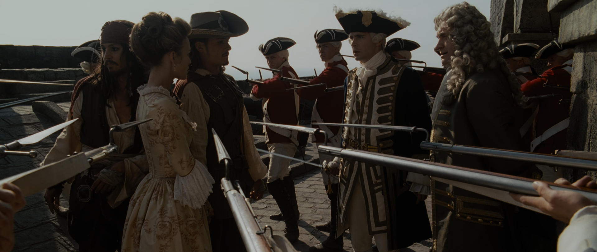 Elizabeth y Will se interponen entre la Marina Real y Jack Sparrow en Piratas del Caribe: la maldición de la Perla Negra.